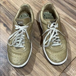 Genuine tan leather Puma kicks GUC size 6 men 8 wo